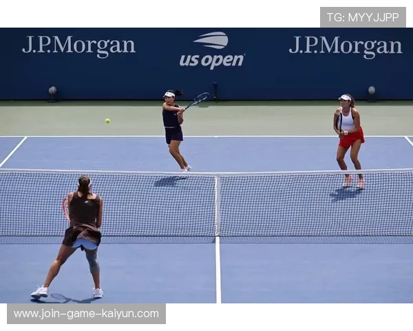 网球选手边吃香蕉边比赛