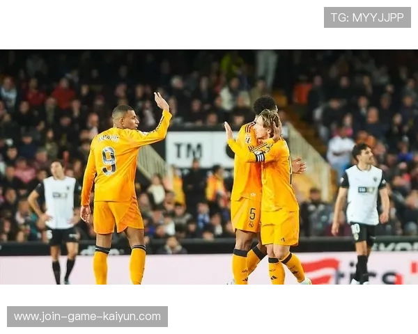 皇马通过中路与边路结合持续打压对手,配合更成熟 皇马通过中路与边路结合持续打压对手,配合更成熟